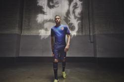 爱游戏在线-暗夜极速，F1新赛季揭幕战之夜，范戴克如何成为隐形胜负手