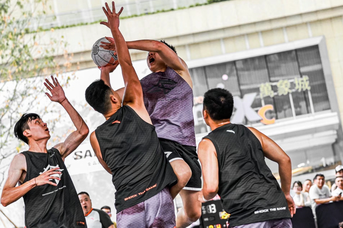 国内职业篮球比赛场面火爆，球员实力引人瞩目