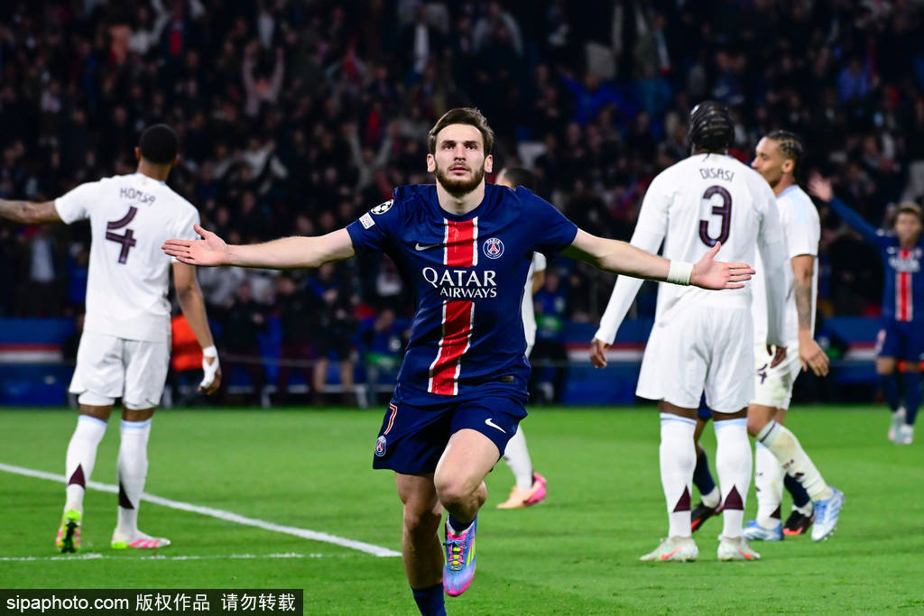 巴黎圣日耳曼球员奉献拼搏，争取进球的简单介绍
