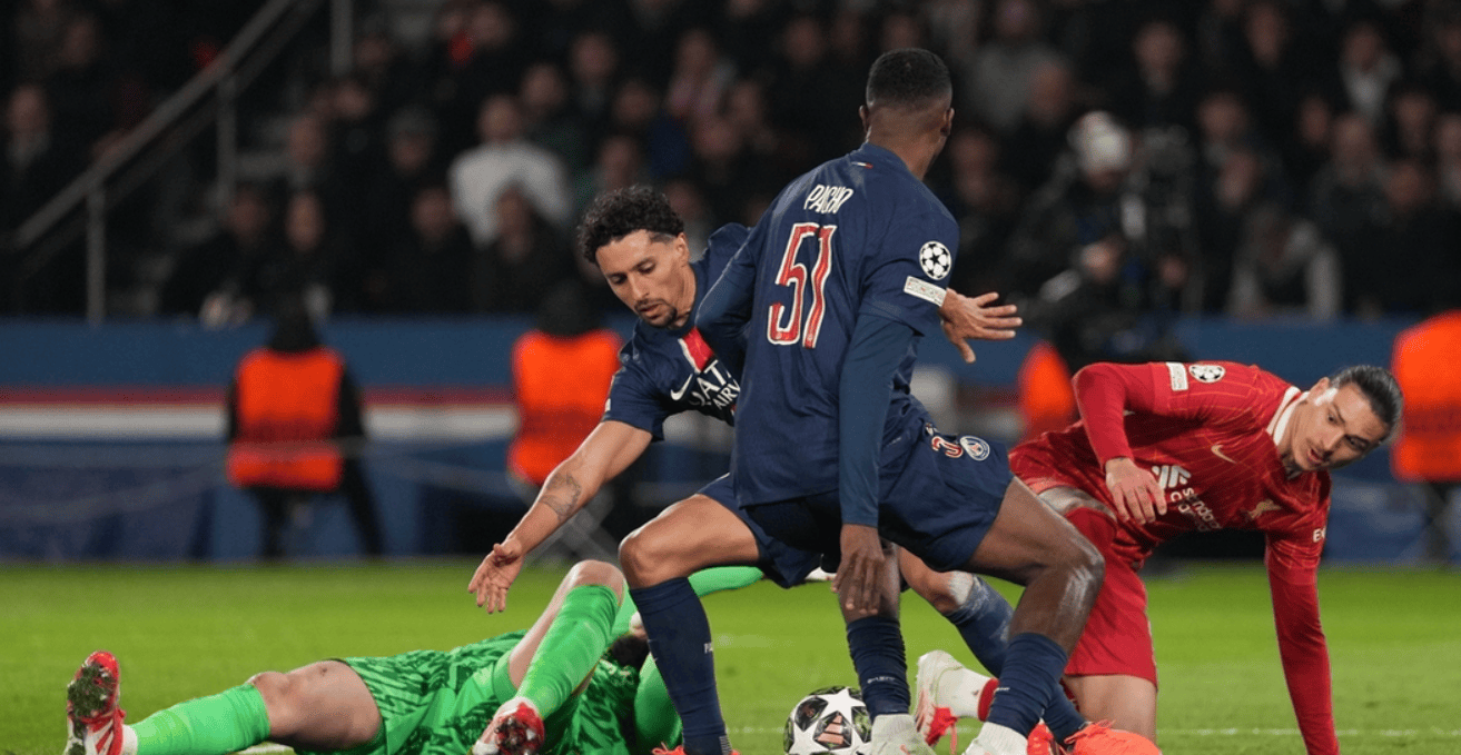 巴黎圣日耳曼球员奉献拼搏，争取进球的简单介绍