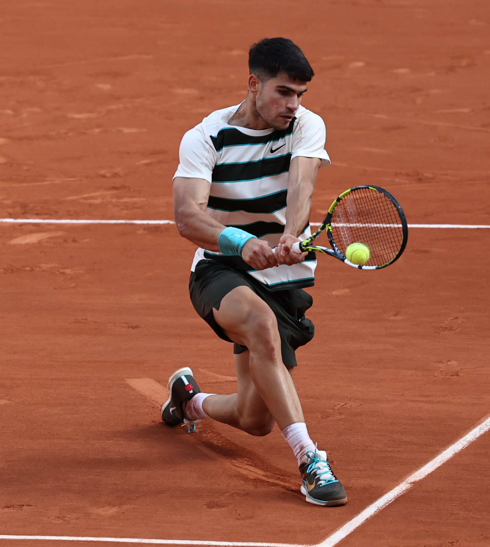 法国网球名将轻松晋级，展现实力