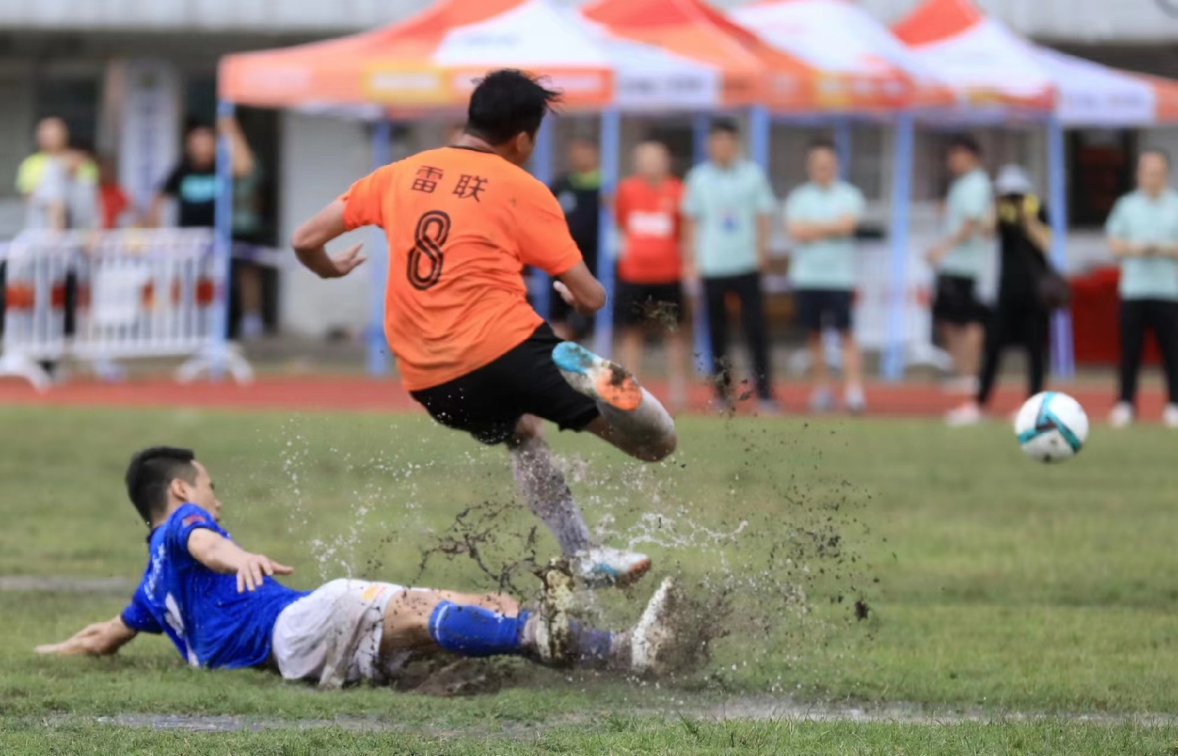 精彩的比赛场面让人目不转睛，激情燃烧的简单介绍