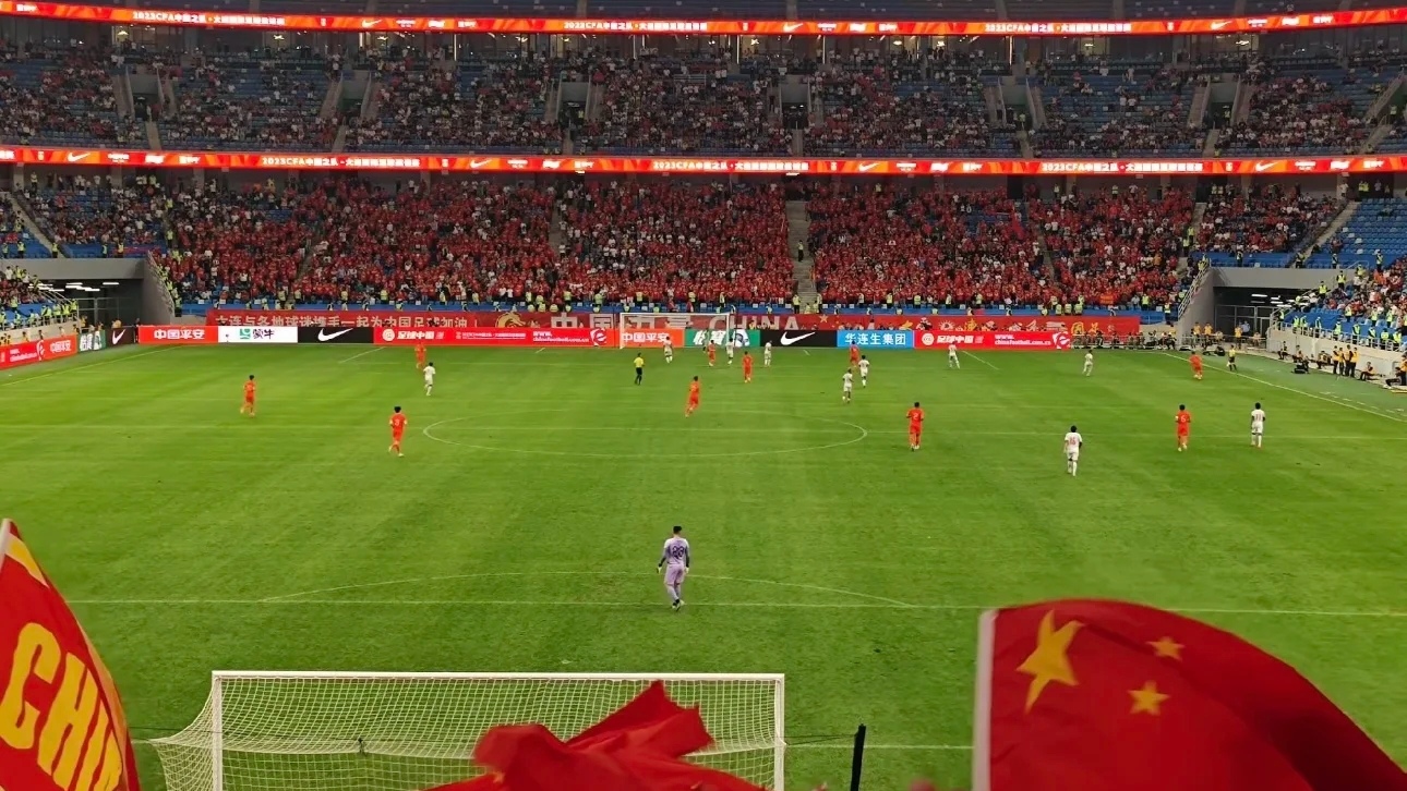 足球赛场上激烈较量,国家队获得胜利 足球赛场上激烈较量,国家队获得胜利