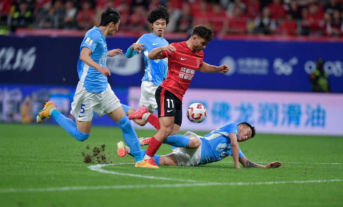 足球比赛中的燃眉之战再次上演 足球比赛中的燃眉之战再次上演