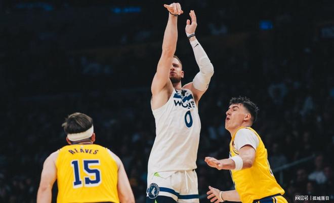 球员表现出色,展现超凡实力引领球队取胜 球员表现出色,展现超凡实力引领球队取胜