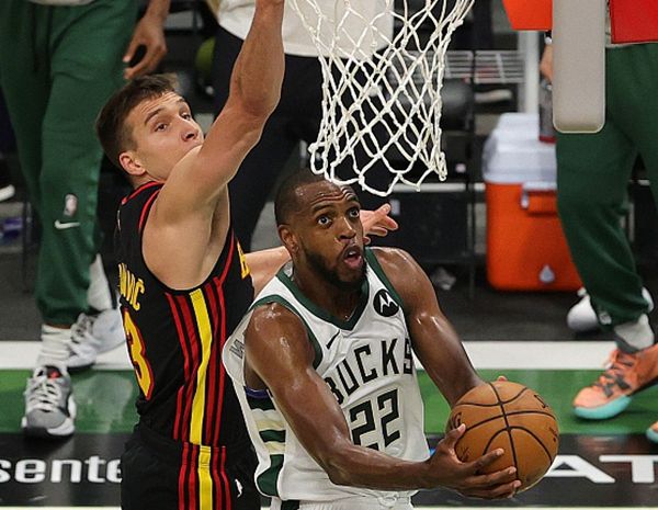 老鹰队与雄鹿队的精彩比赛让人印象深刻 老鹰队与雄鹿队的精彩比赛让人印象深刻