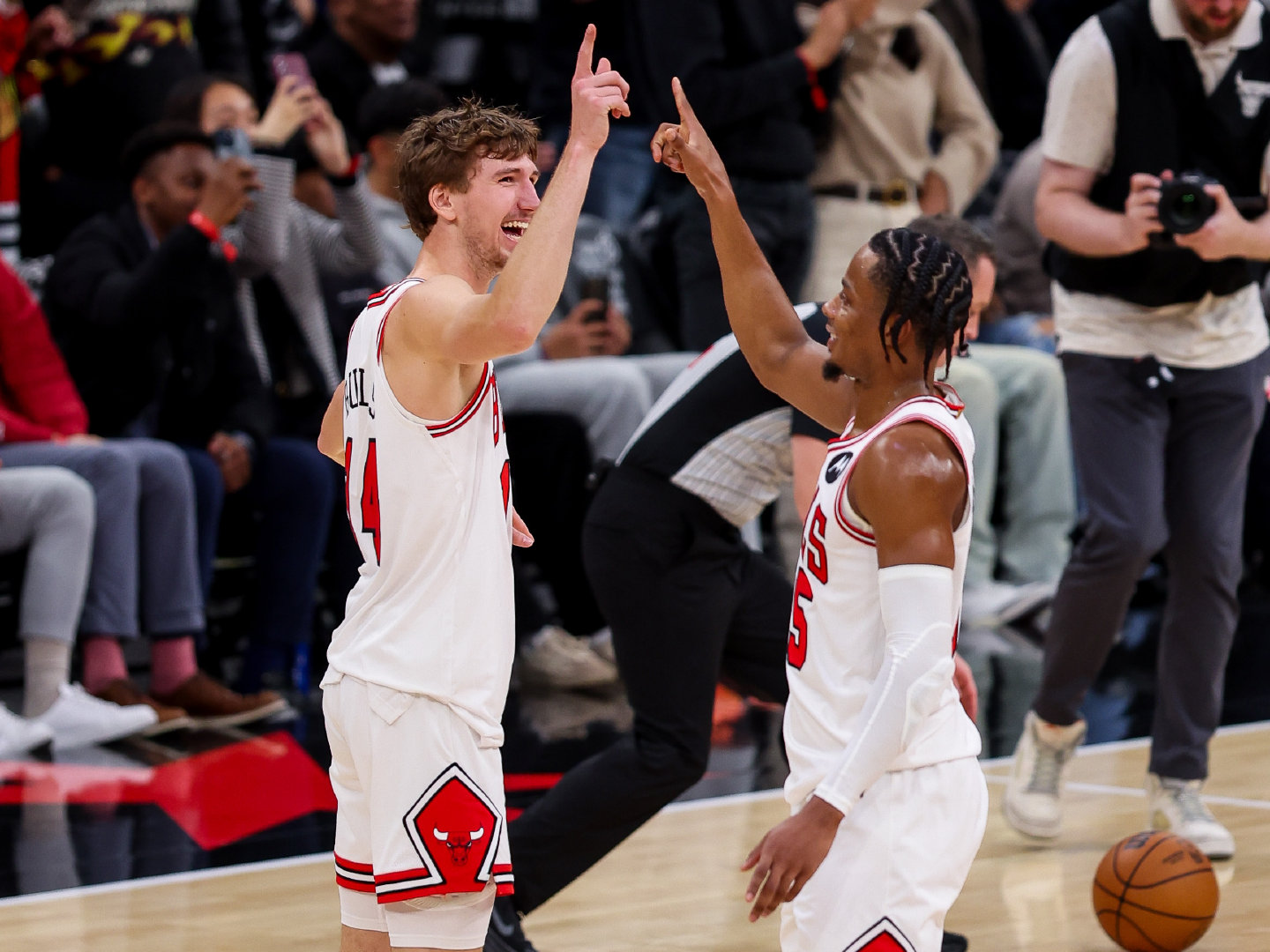 76人强势爵士,拉文高光表现 76人强势爵士,拉文高光表现