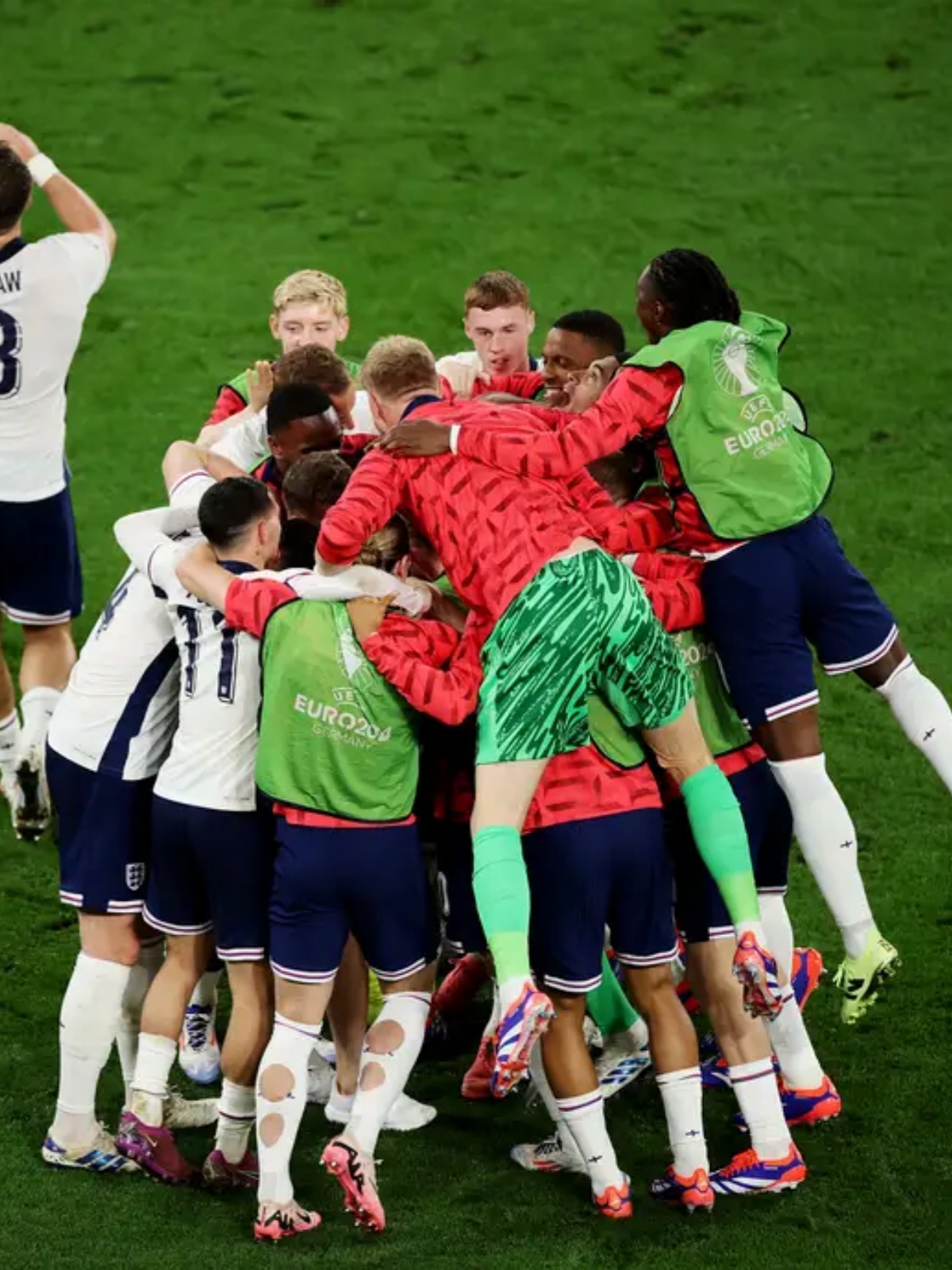 关于欧洲足球赛场胜负难料,球员团结一心争夺胜利的信息 关于欧洲足球赛场胜负难料,球员团结一心争夺胜利的信息