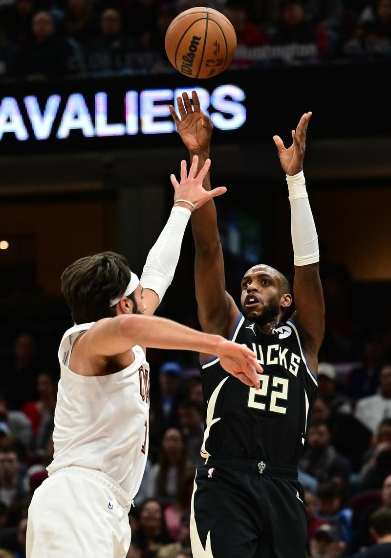 雄鹿逆转上海队,欧文关键制胜 雄鹿逆转上海队,欧文关键制胜