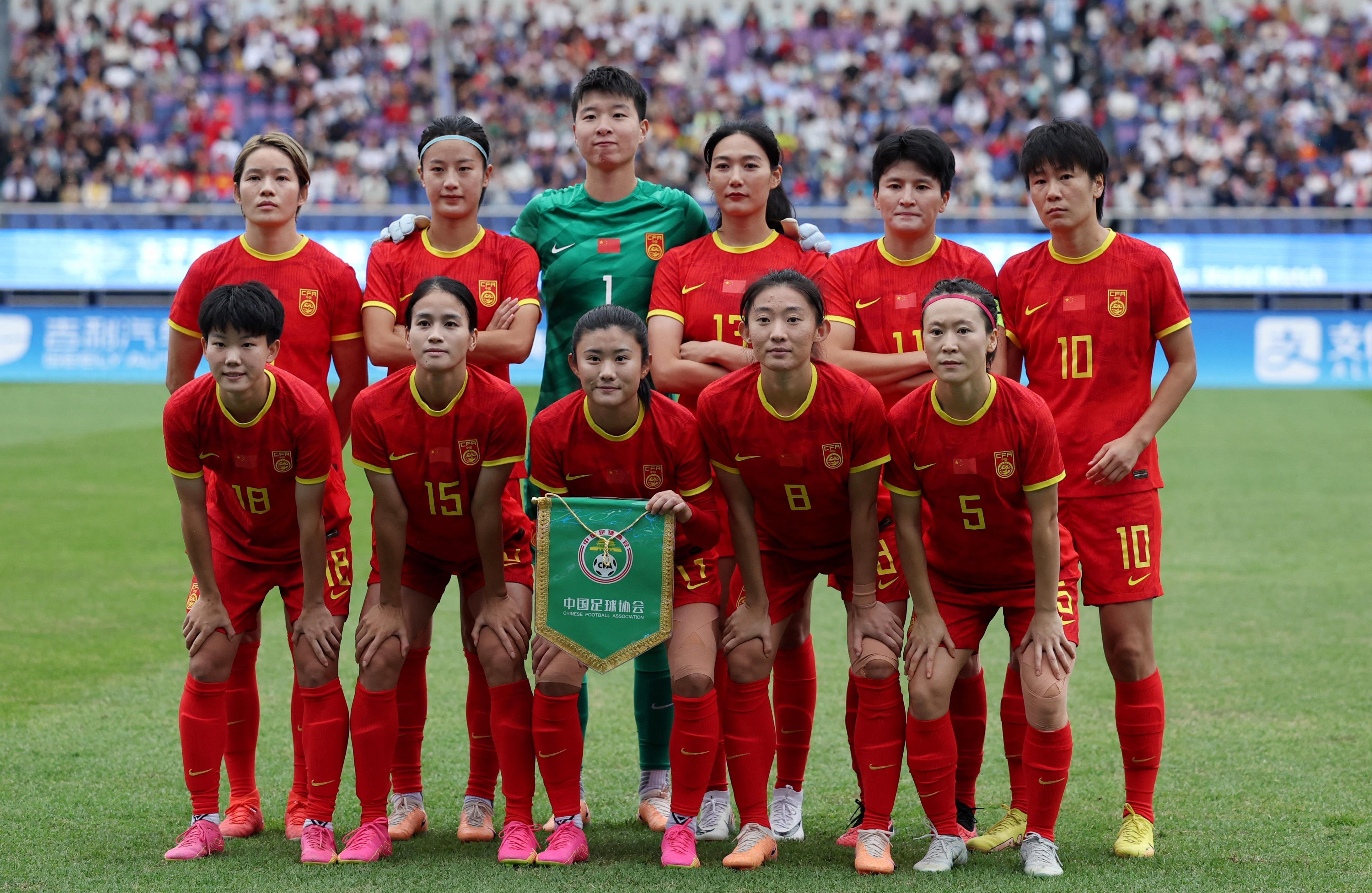 包含亚洲女足杯决赛打响，强队争夺冠军荣誉的词条