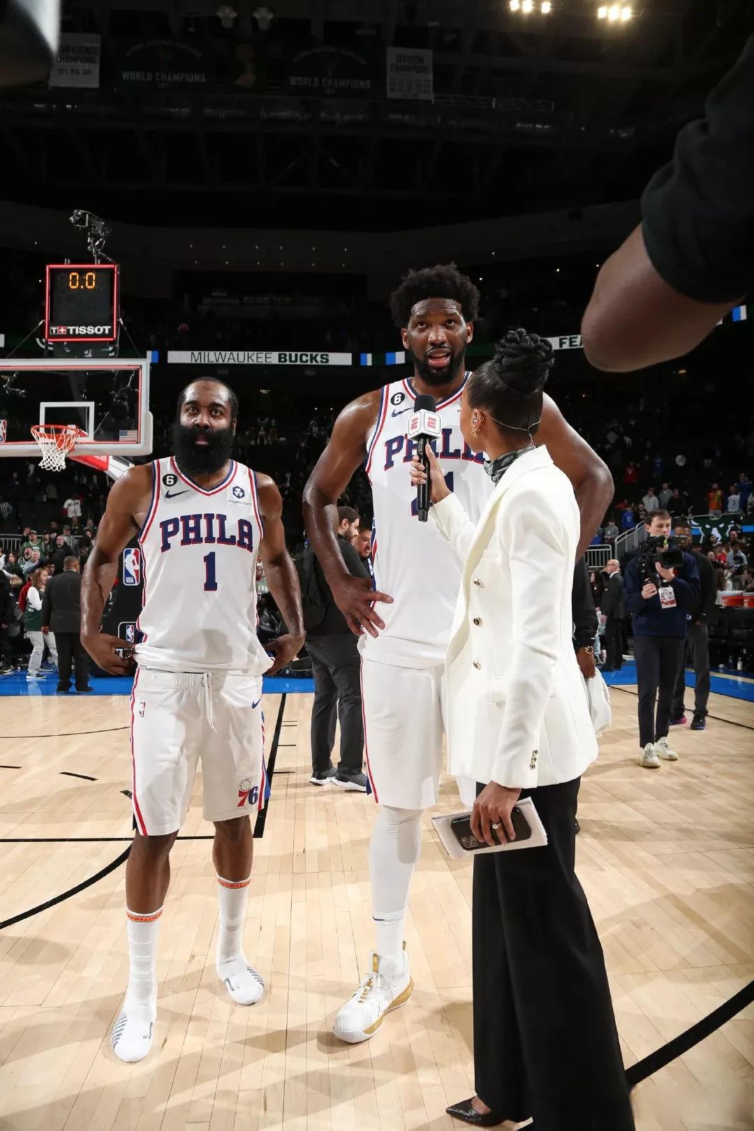 雄鹿强势76人,浓眉送出助攻 雄鹿强势76人,浓眉送出助攻