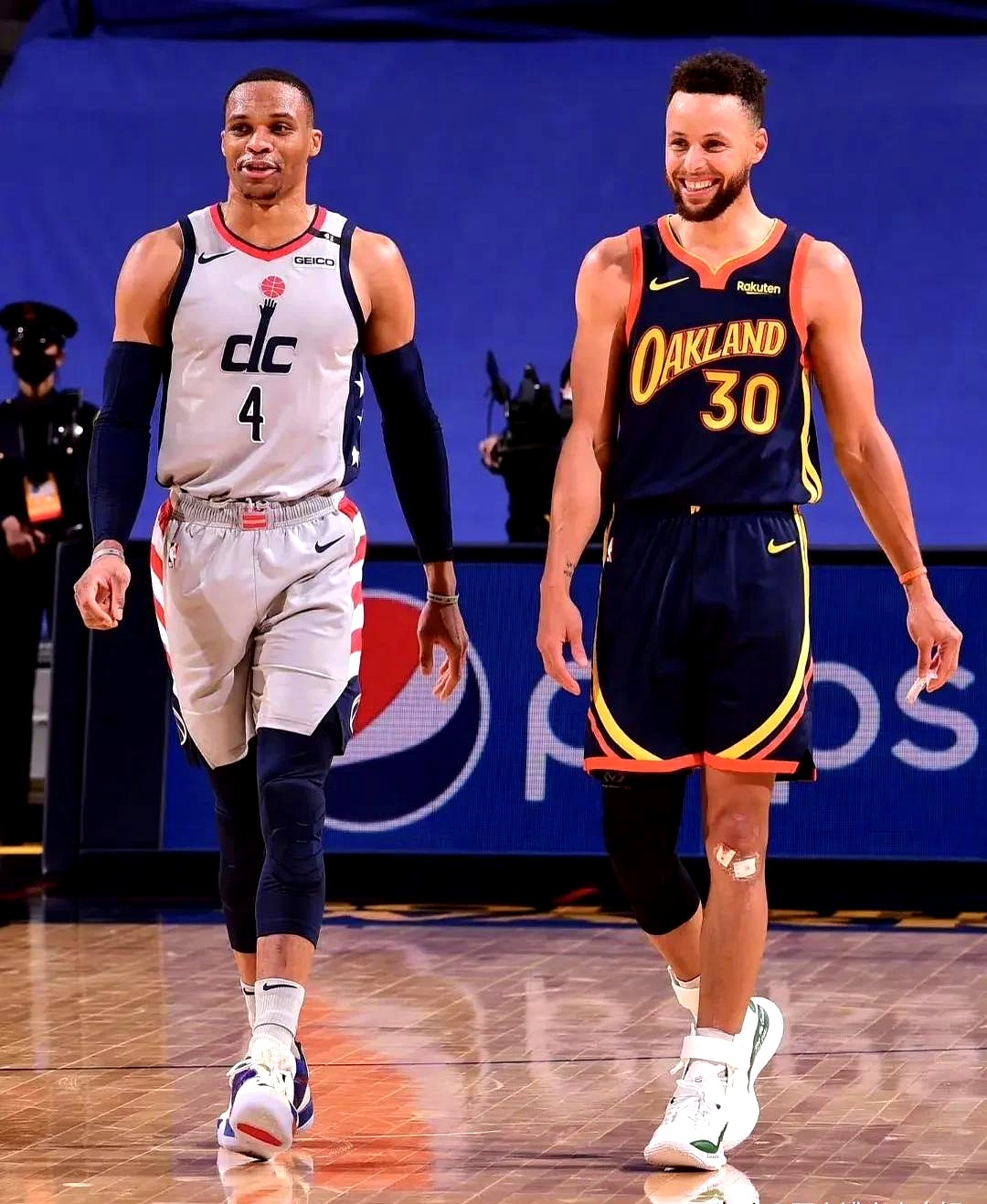 包含雄鹿血洗湖人B队,库里一己之力扛起全队的词条 包含雄鹿血洗湖人B队,库里一己之力扛起全队的词条