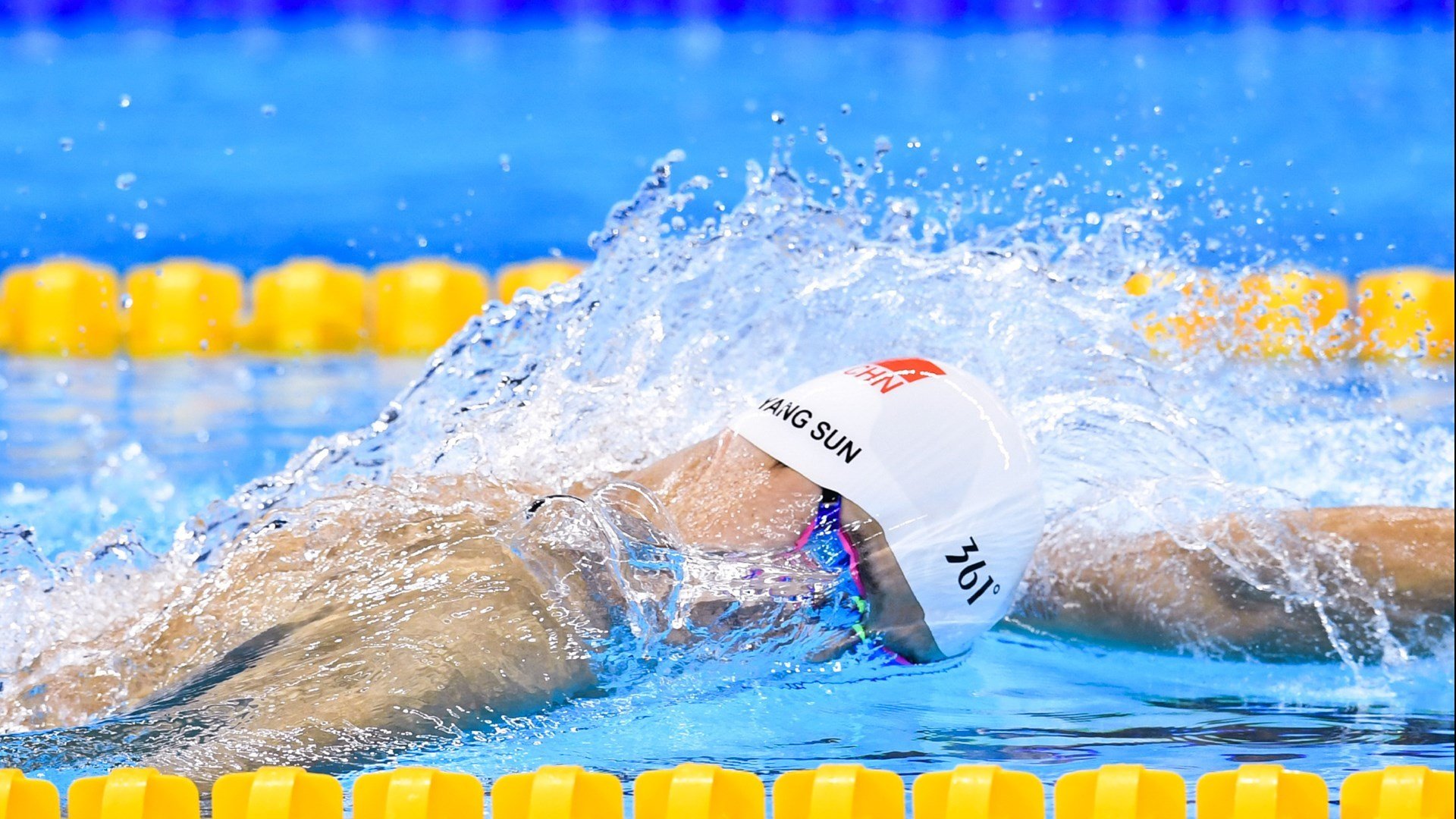 红牛二队横扫索伯，拉塞尔状态火热领跑围场新风向